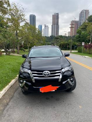TOYOTA HILUX SW4 2.8 SRX 4X4 7 LUGARES 16V TURBO INTERCOOLER DIESEL 4P AUTOMÁTICO